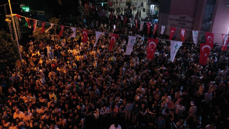 İZMİT’TE BAYRAM COŞKUSU YÜKSEK SADAKAT KONSERİYLE TAÇLANDI