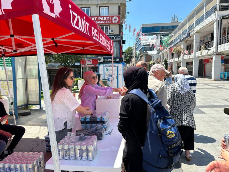 İZMİT BELEDİYESİ, KURTULUŞUN 102’NCİ YILINDA VATANDAŞLARA ETLİ PİLAV İKRAMINDA BULUNDU