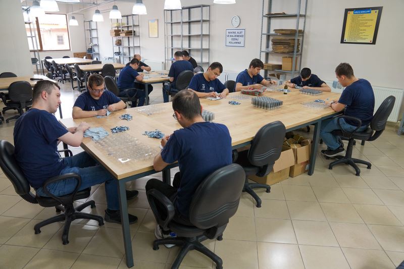 HEM ÜRETİYORLAR HEM SOSYALLEŞİYORLAR