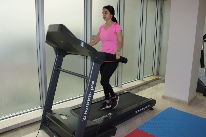 KURUÇEŞME YAŞAM MERKEZİ’NDE KADINLAR HEM SPOR YAPIYOR HEM STRES ATIYOR