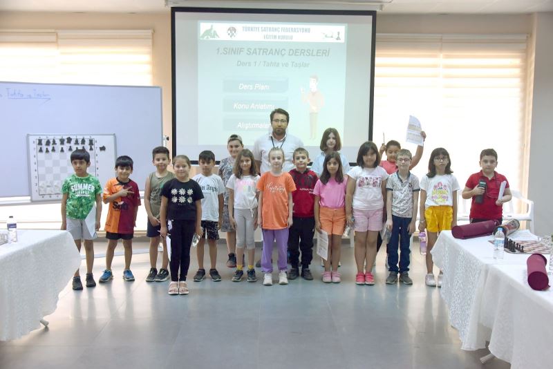 SATRANÇ ÖĞRENMEK İSTEYEN ÇOCUKLAR METRİSTEPE KÜLTÜR MERKEZİ’NDE BULUŞTU