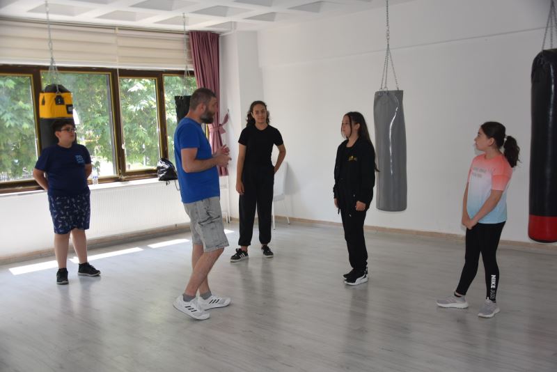 BOKS MERAKLILARI BOZÜYÜK BELEDİYESİ YAZ SPOR OKULUNDA BULUŞTU