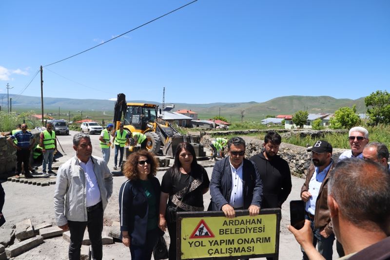 BAŞKAN DEMİR VE MECLİS ÜYELERİ, HALİL EFENDİ MAHALLESİ’NDEKİ KİLİT PARKE ÇALIŞMALARINI İNCELEDİ