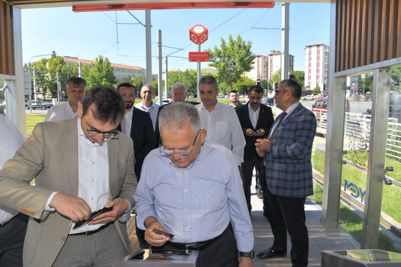 Başkan Büyükkılıç, Tramvay ile Yolculuk Yaptı, Esnaf Ziyaret Etti