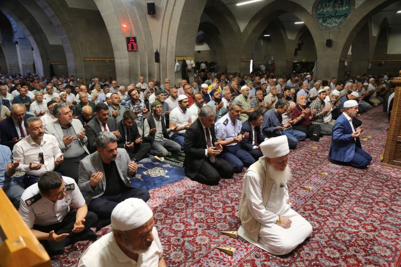 Başkan Büyükkılıç ve Vali Çiçek, 15 Temmuz Şehitleri İçin Düzenlenen Mevlit Programına Katıldı
