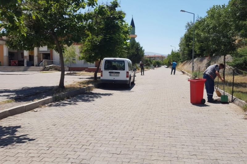 İlçemizin her köşesinde dip bucak temizlik devam ediyor. 1