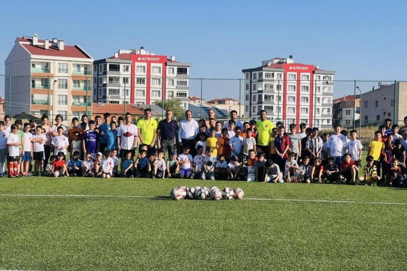 Başkanımız Av. Mustafa İLMEK yaz kurslarımızı ziyaret ederek kurs öğrencilerimize dondurma ikramında bulundu.