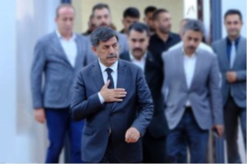 Belediyemiz çalışanlarının maaşlarına zam yapıldı, çalışanlar zammı davul ve zurna eşliğinde oynayarak karşıladı.