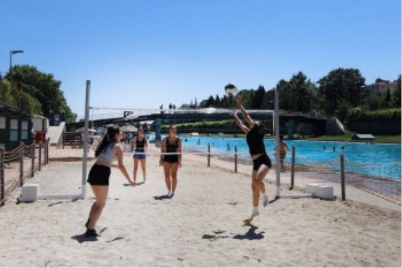 BOZKIRIN ORTASINDAKİ PLAJDA VOLEYBOL KEYFİ