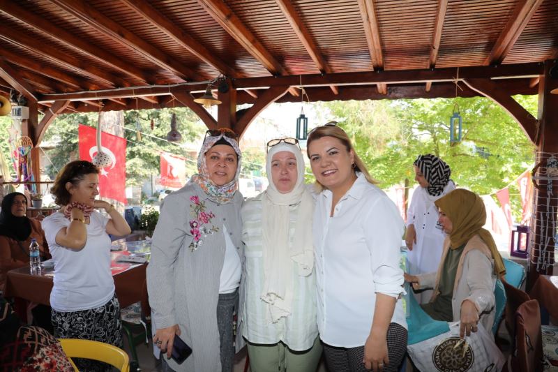 KADINLAR, KARAABDÜLBAKİ’DE ÖNCE YÜRÜYÜŞ SONRA ÇINAR KAHVALTI EVİ’NDE KAHVALTI YAPTI