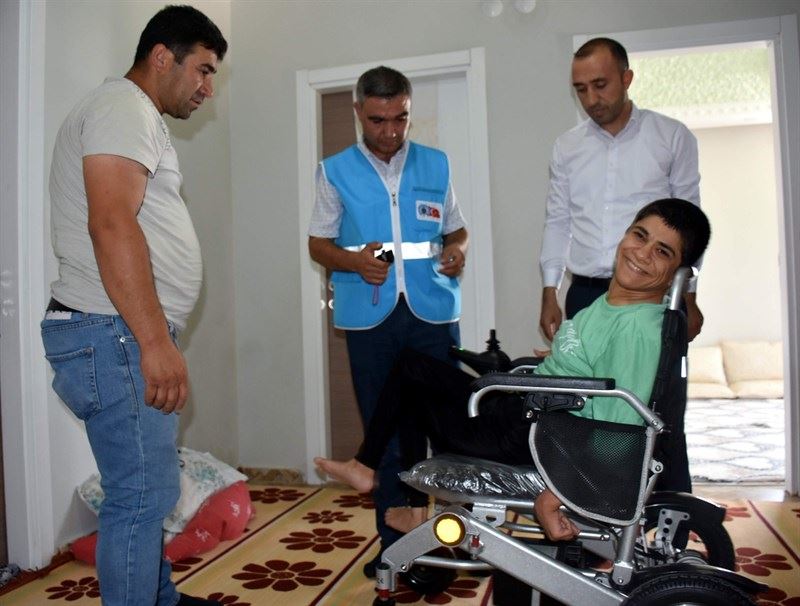 VALİ / BELEDİYE BAŞKAN V.  HACIBEKTAŞOĞLU, ÖZEL BİREY MUMİNE ULUŞIK’IN AKÜLÜ ARAÇ TALEBİNİ YERİNE GETİRDİ