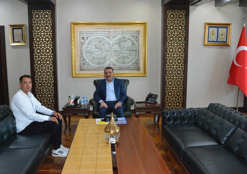 DEPREMDE SİİRT EKİBİ TARAFINDAN KURTARILAN GÖKÇEHAN ŞAHİN, VALİ HACIBEKTAŞOĞLU’NA TEŞEKKÜR ZİYARETİNDE BULUNDU