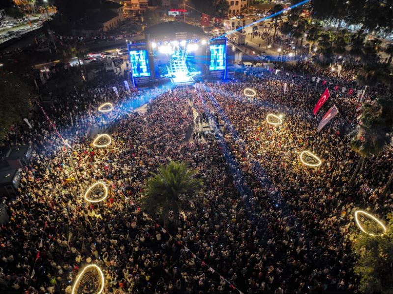 Finike Cumhuriyet Meydanı’nın açılışı yapıldı
