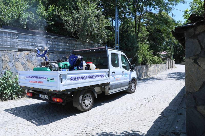 Böcek ve haşerelere karşı ilaçlama çalışmaları tüm hızıyla sürüyor.