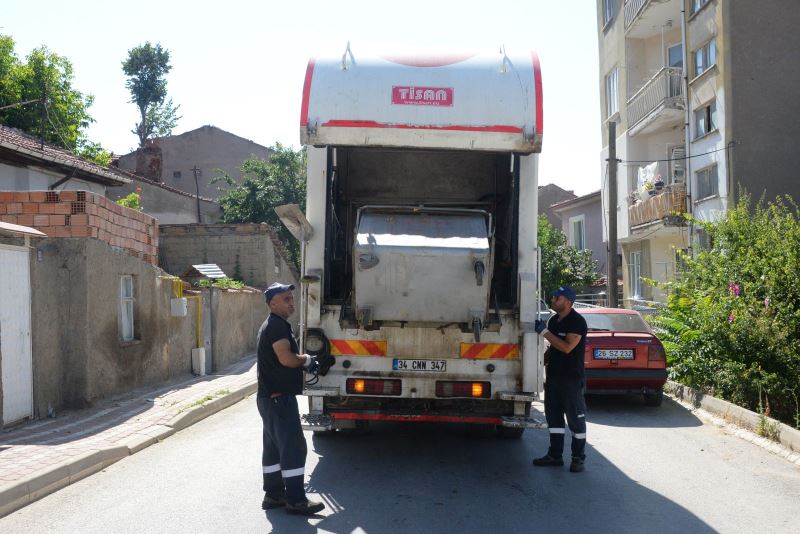 BOZÜYÜK’TE ÇÖP KONTEYNERLERİ  ÖNCE YIKANIYOR SONRA İLAÇLANIYOR