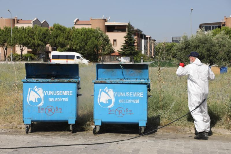 YUNUSEMRE’DE KONTEYNERLER DEZENFEKTE EDİLİYOR