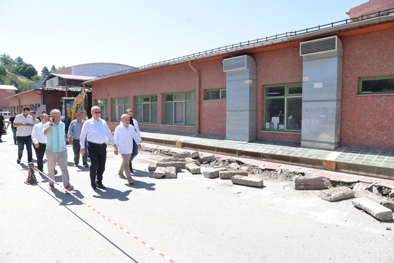 DEVLET HASTANESİ’NİN ÇEVRESİ YENİLENİYOR…