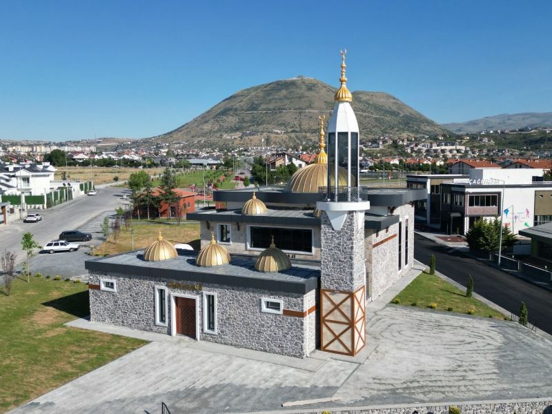 MELİKGAZİ’NİN FARKLI MİMARİSİYLE DİKKAT ÇEKEN SAÇMACI CAMİ İBADETE AÇILIYOR