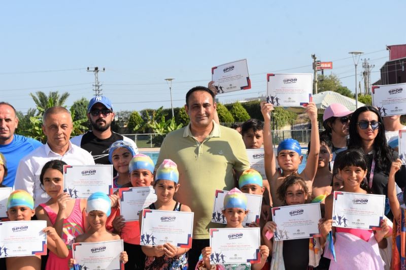 YÜZME ÖĞRENEN 850 ÖĞRENCİ, SERTİFİKALARINI BAŞKAN YILMAZ’DAN ALDI