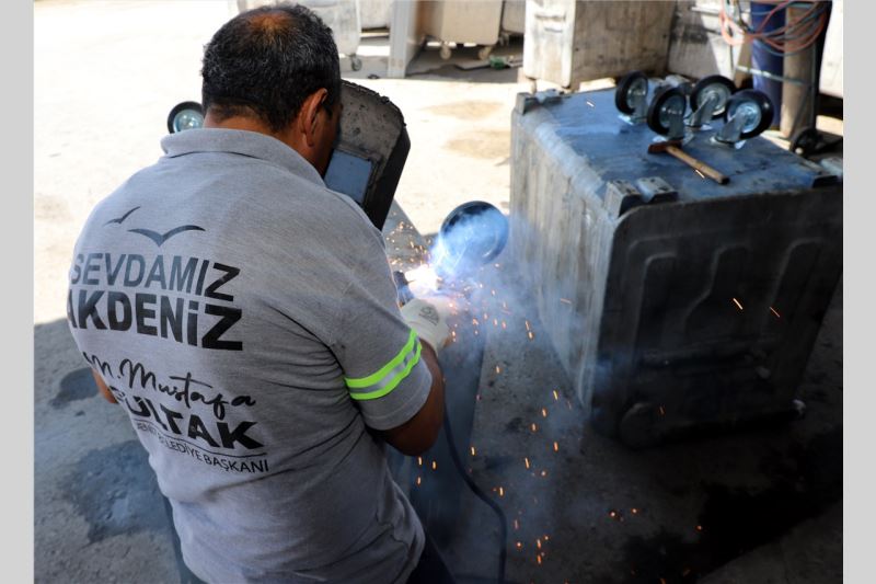 ÇÖP KONTEYNIRLARI TAMİR EDİLİYOR, İLAÇLI SU İLE YIKANIP DEZENFEKTE EDİLİYOR