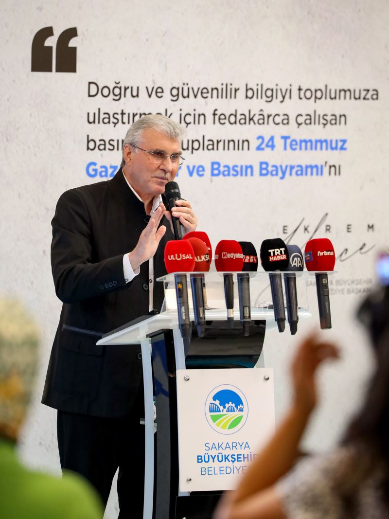 Yüce Basın Bayramı’nda gazetecilerle bir arada: “Sakarya’mıza yaptığımız güzel işler sizin sayenizde değer buluyor”