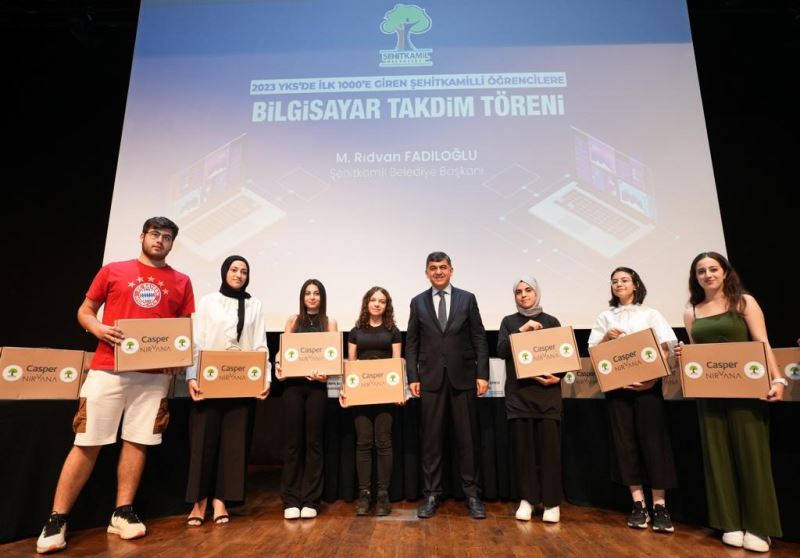 YKS’DE BAŞARILI OLAN ÖĞRENCİLERE BİLGİSAYAR ARMAĞAN EDİLDİ