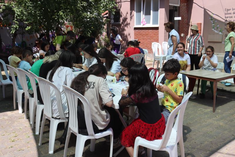 İZMİT BELEDİYESİ, AIESEC VE ÇYDD ÖĞRENCİLERİNE  MOZAİK VE TOKA BASKI WORKSHOPU DÜZENLEDİ