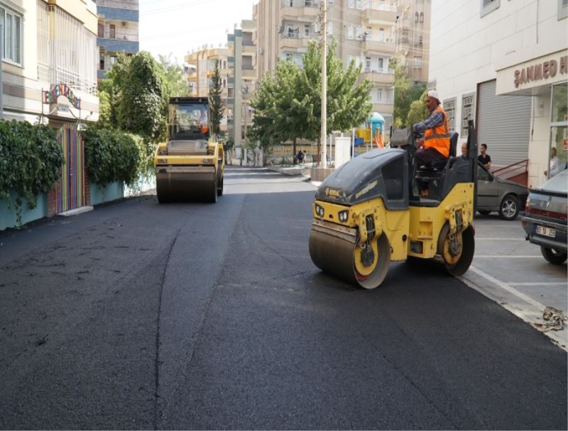 HALİLİLİYE’DE SICAK ASFALT ÇALIŞMALARIYLA ULAŞIM RAHATLIYOR