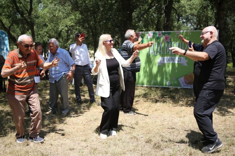 Güle oynaya yaza merhaba
