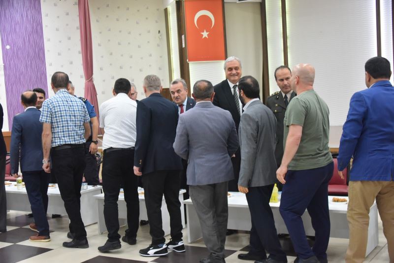 BOZÜYÜK’TE PROTOKOL VE VATANDAŞLAR AREFE GÜNÜ BAYRAMLAŞTI