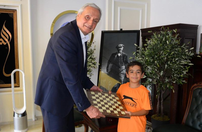 BAŞKAN BAKKALCIOĞLU’NDAN SATRANÇ MERAKLISI MİNİK EYMEN’E SATRANÇ TAKIMI HEDİYE