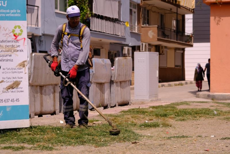 YUNUSEMRE’DEN PARKLARDA ÇİM BİÇME ÇALIŞMASI