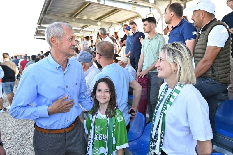 Başkan Uzunlar mahalle turnuvalarında tribün coşkusuna ortak oldu