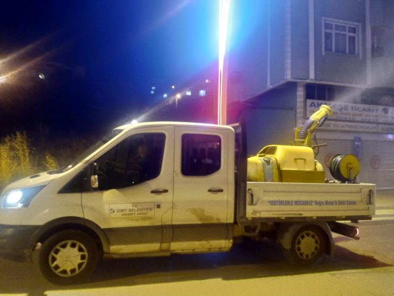 İZMİT SOKAKLARI VEKTÖRLERE KARŞI GECE GÜNDÜZ İLAÇLANIYOR