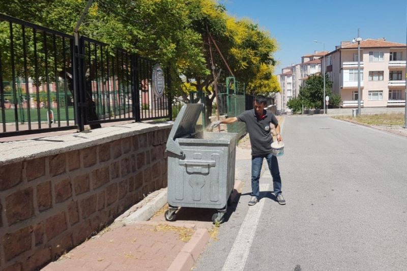 İlçemizdeki çöp konteynırları koku ve haşereye karşı ekiplerimizce ilaçlandı.
