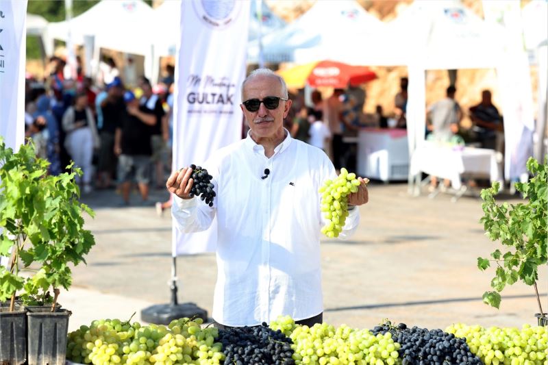 AKDENİZ BELEDİYESİNİN DÜZENLEDİĞİ 2. ESENLİ ÜZÜM ŞENLİĞİ BİNLERİN KATILIMIYLA GERÇEKLEŞTİ