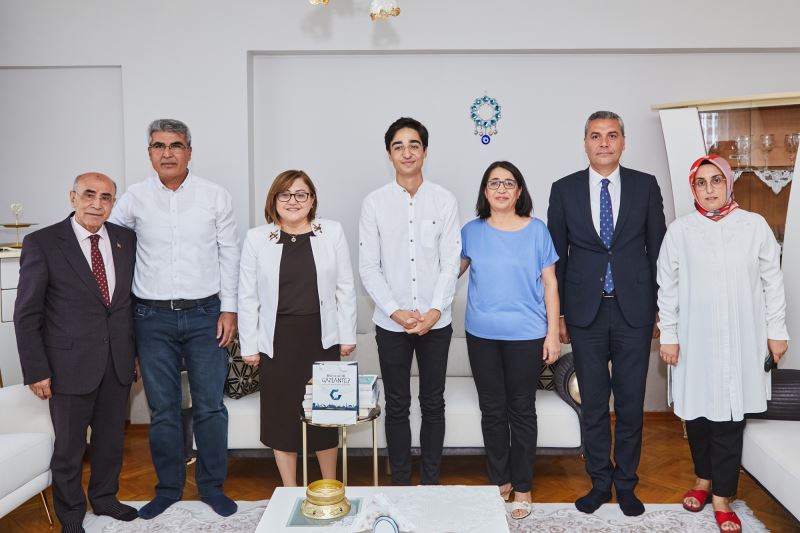 BAŞKAN ŞAHİN, YKS’DE DERECEYE GİREN GAZİ ŞEHİRLİ ÖĞRENCİLERLE BULUŞUYOR