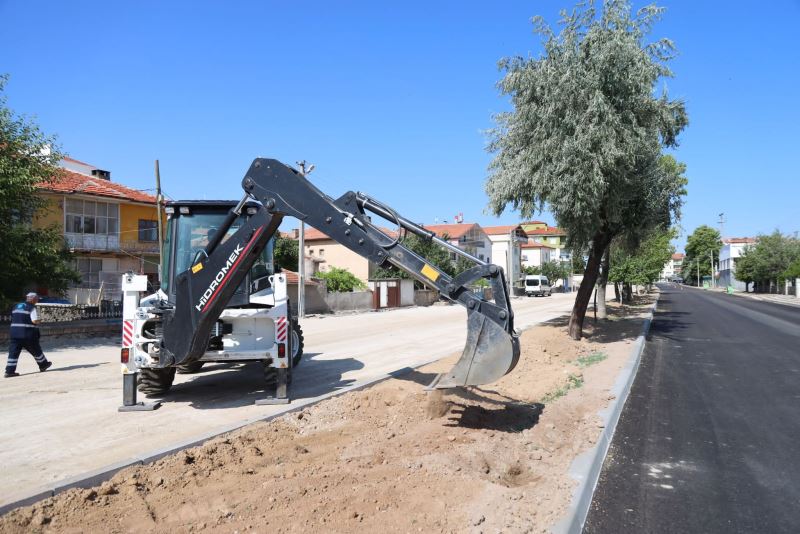 KÜÇÜK BÖLCEK MAHALLESİ 36. CADDEDE YOL YAPIM VE ORTA REFÜJ DÜZENLEME ÇALIŞMALARINA DEVAM EDİLİYOR