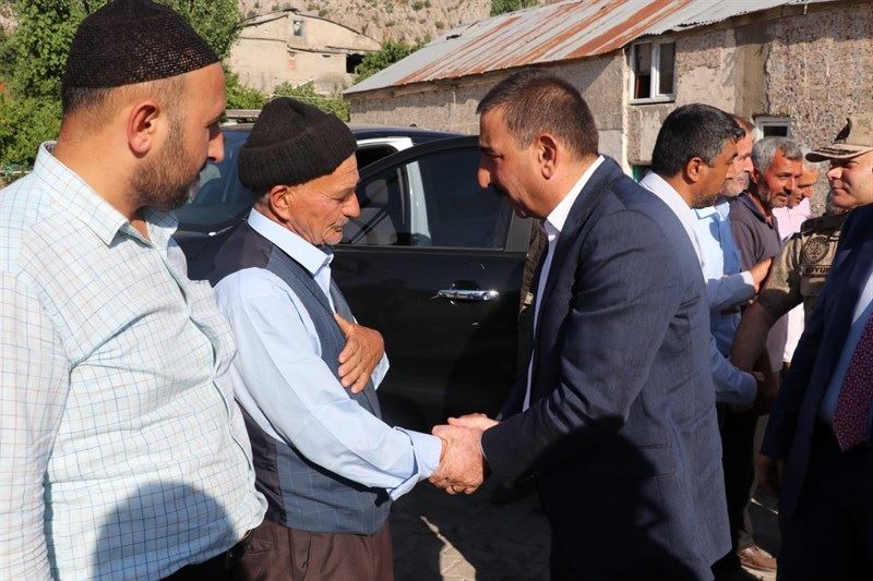 VALİ / BELEDİYE BAŞKAN V. HACIBEKTAŞOĞLU, VEFAT EDEN ŞEHİT ANNESİNİN AİLESİNE TAZİYE ZİYARETİNDE BULUNDU