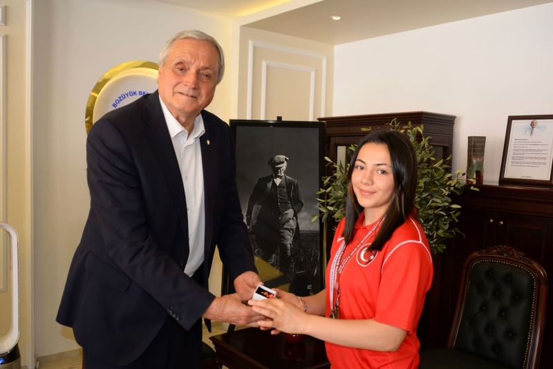 BAŞKAN BAKKALCIOĞLU BİLECİK’İN GURURU BES SPORCUSU BAŞAK DUMAN’I AĞIRLADI
