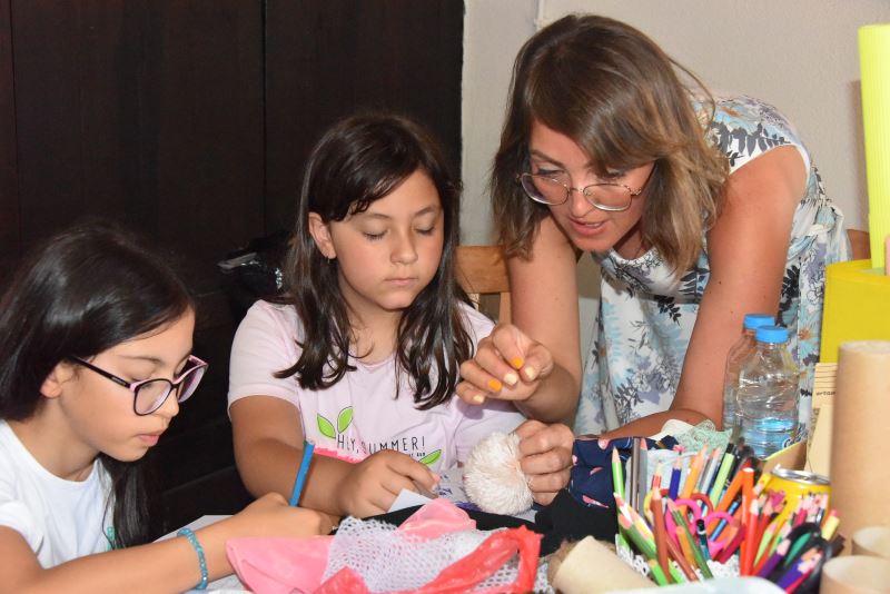 ATIK MALZEMELERDEN ELBİSE DİKECEKLER