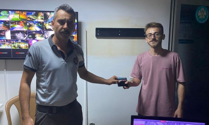 Unutulan Binlerce Lira ve Değerli Eşya Personel Dikkatiyle Sahiplerini Buldu