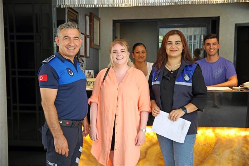 ZABITALAR BULDUĞU ÇANTAYI İNGİLİZ TURİSTE TESLİM ETTİ