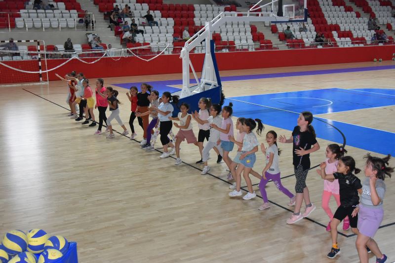 MİNİK VOLEYBOLCULAR ve MİNİK YÜZÜCÜLER ÇALIŞMALARA BAŞLADI