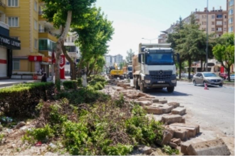Diclekent Bulvarı’nda kaldırımlar yenileniyor