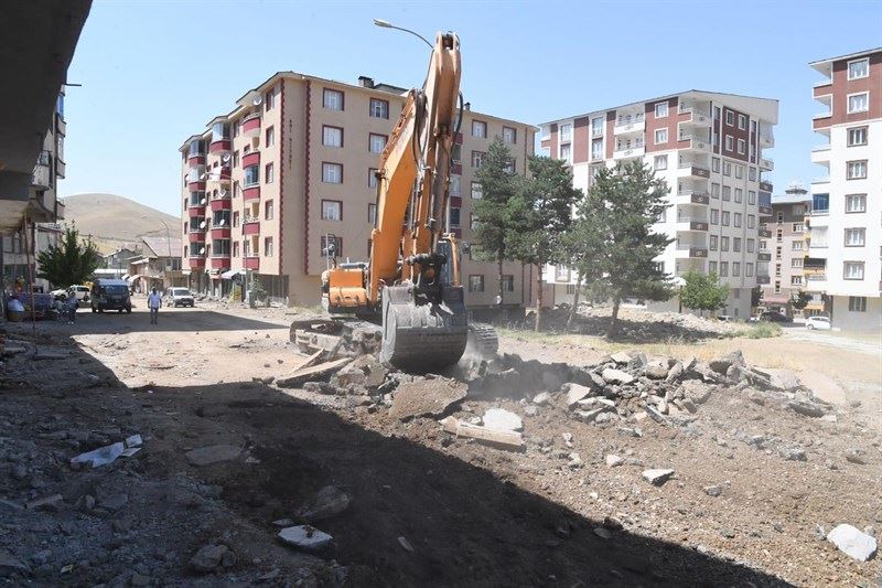 ESKİ CEZAEVİ CADDESİNDE SÖKÜM ÇALIŞMALARI DEVAM EDİYOR