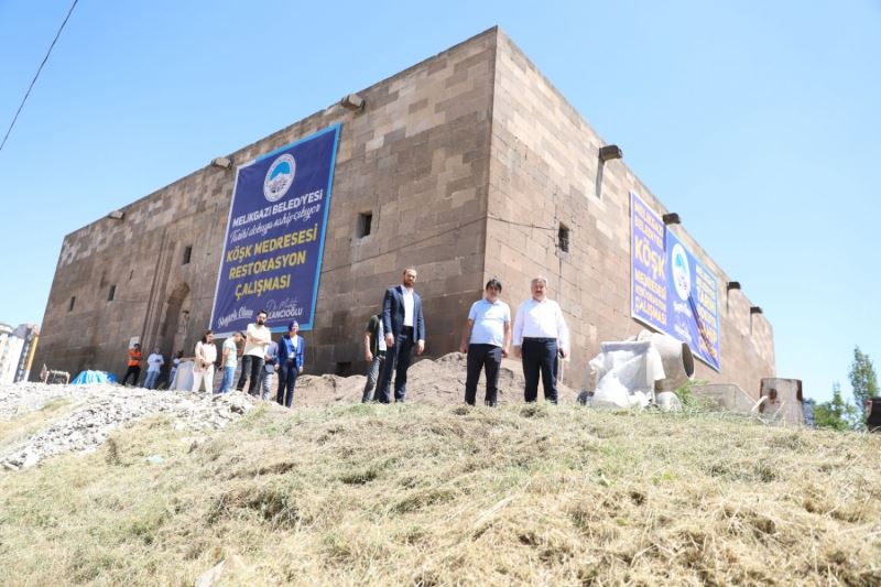 KÖŞK MEDRESE ESKİ CANLI GÜZEL GÜNLERİNE GERİ DÖNECEK