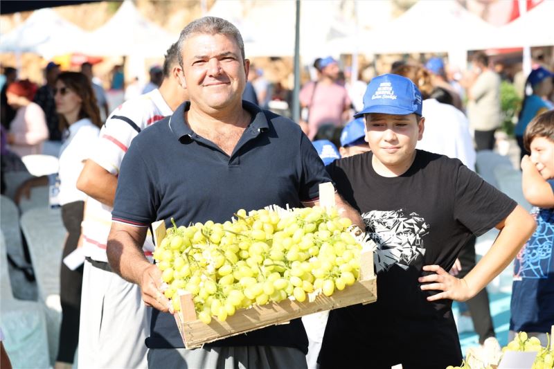 AKDENİZ BELEDİYESİ’NİN DÜZENLEDİĞİ ESENLİ ÜZÜM ŞENLİĞİ, ÜZÜM SATIŞLARINI ARTIRDI