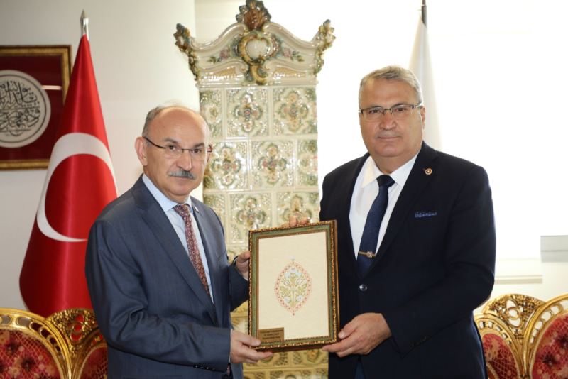 VALİ KARADENİZ BAŞKAN ÇERÇİ İLE VEDALAŞTI