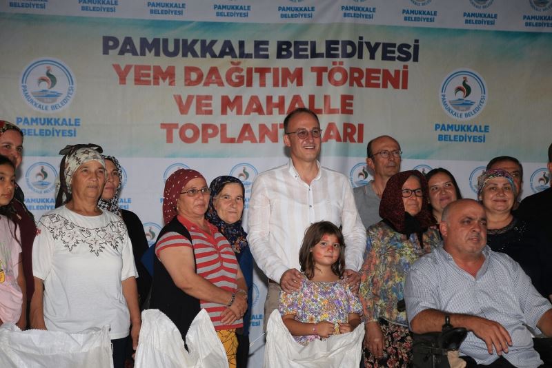 PAMUKKALE BELEDİYESİ YEM DAĞITIMINA AKKÖY’DE DEVAM ETTİ